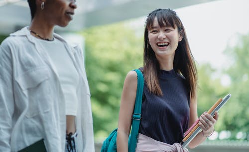 积极的亚洲学生和民族朋友一起散步时笑 · 免费素材图片