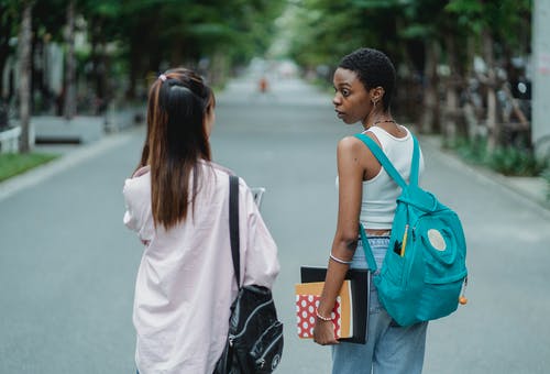 多族裔女友学习后一起散步 · 免费素材图片