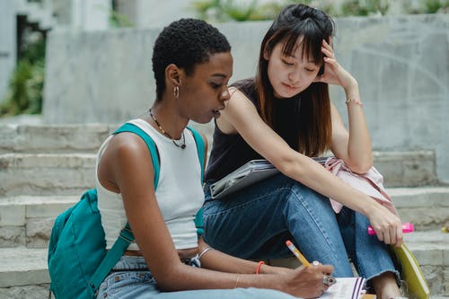 体贴多样的女学生在楼梯上 · 免费素材图片