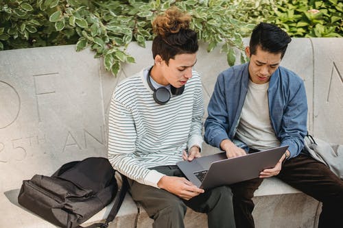 使用macbook的蓝色长袖衬衫的男人 · 免费素材图片