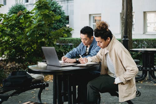 使用macbook的棕色外套的男人 · 免费素材图片