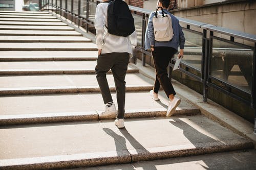 两名男子背着背包走 · 免费素材图片