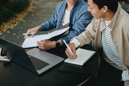 积极的男同学一起学习 · 免费素材图片