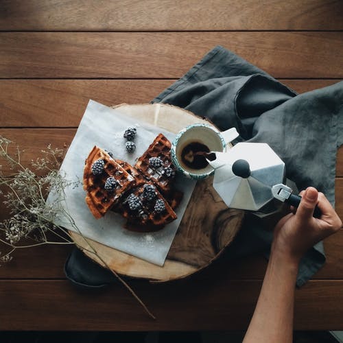 早餐时倒咖啡的作物人 · 免费素材图片