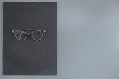 黑色联想笔记本电脑上的黑色镜框眼镜 · 免费素材图片