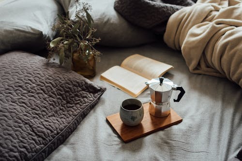 咖啡和舒适的床上预订 · 免费素材图片