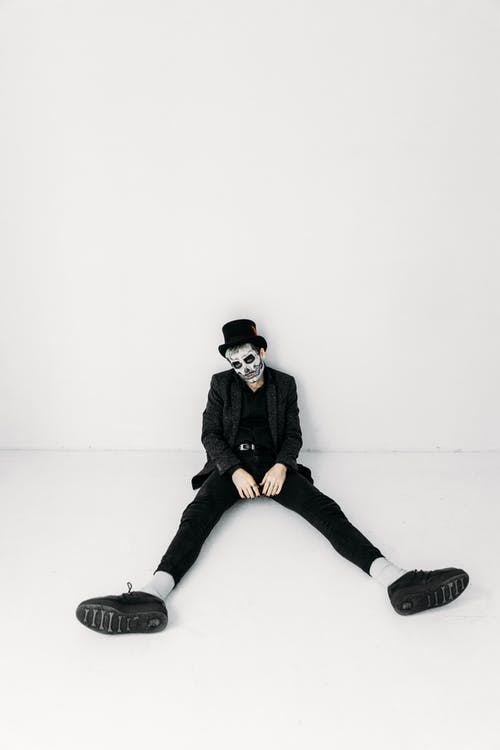 黑色外套和黑色的裤子，坐在地板上穿着面漆的男人 · 免费素材图片