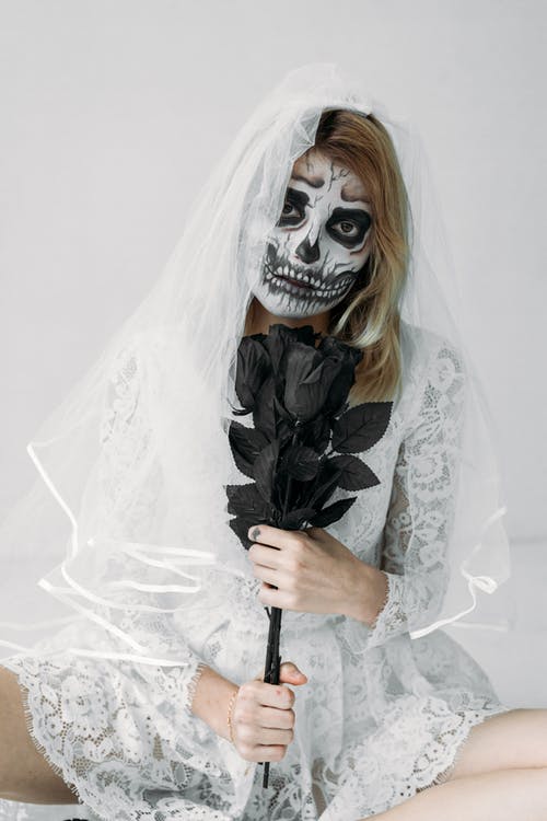 黑玫瑰白色蕾丝婚纱的女人 · 免费素材图片