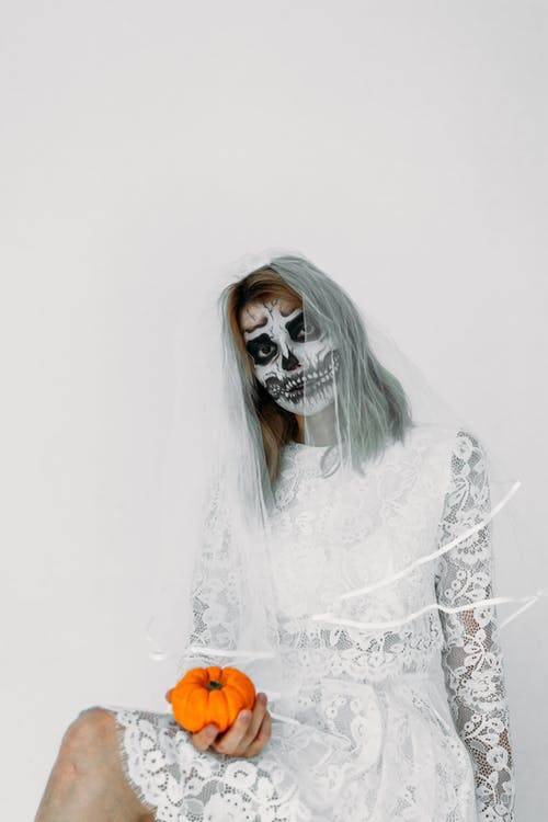 南瓜的白色蕾丝连衣裙的女人 · 免费素材图片