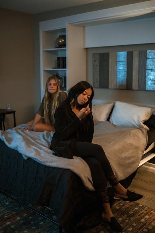 2名女人坐在床上 · 免费素材图片