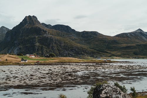 偏远的寒冷海滨，在山上的房子 · 免费素材图片