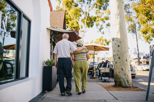 走在街上的老年夫妇 · 免费素材图片