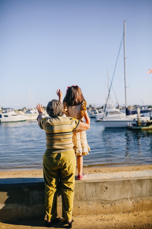 奶奶和孙女站在岸上 · 免费素材图片