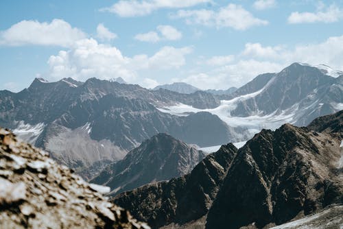 白雪皑皑的高山，陡峭的山坡 · 免费素材图片