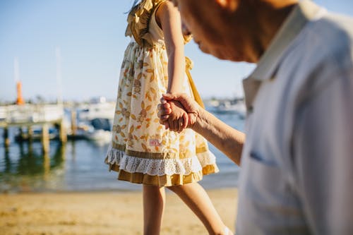 祖父走路时握着孙女的手 · 免费素材图片
