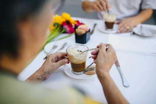 持有与咖啡清除水杯的人 · 免费素材图片