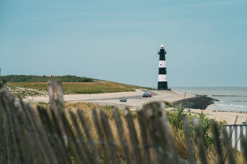 海上海岸线上的孤独灯塔 · 免费素材图片