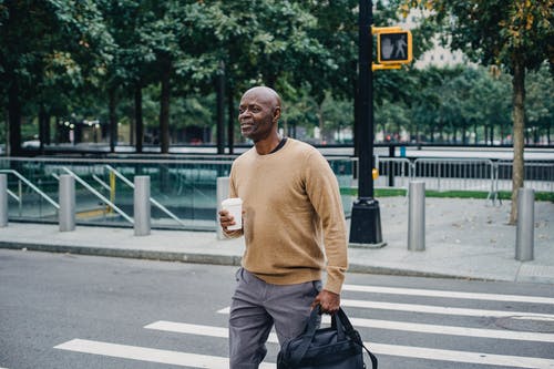 时髦的黑人商人，咖啡和袋在城市 · 免费素材图片