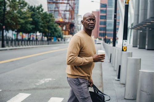 正式的黑人，在人行横道上喝咖啡 · 免费素材图片
