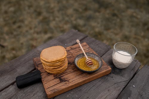 有关一杯牛奶, 木制表面, 栈的免费素材图片