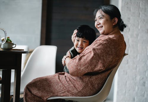 亚洲奶奶抱着小男孩 · 免费素材图片