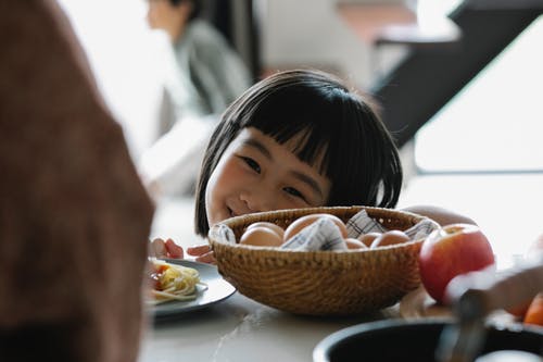 快乐的亚洲小女孩在厨房里 · 免费素材图片