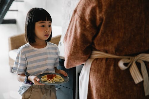 可爱的小女孩，在家里吃饭 · 免费素材图片