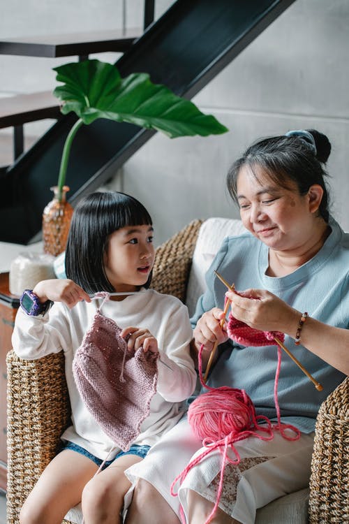 女人和女孩在扶手椅上的针线活 · 免费素材图片