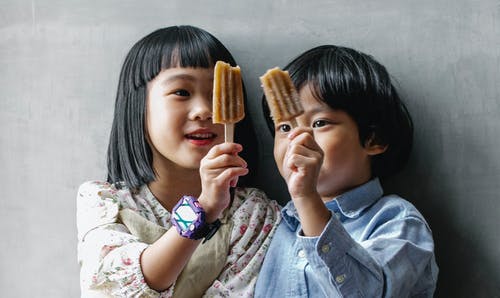 亚洲小孩子展示冰淇淋 · 免费素材图片