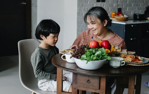 快乐的民族祖母和孙子一起在时尚的厨房里共进午餐 · 免费素材图片