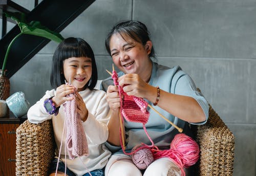 有可爱的孙女在家编织的正面老人种族妇女 · 免费素材图片