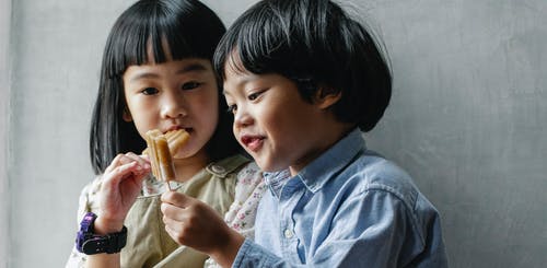可爱的族裔儿童吃美味的冰淇淋 · 免费素材图片