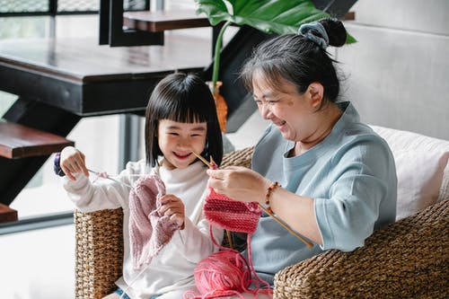 幸福的女人和女孩在家里编织 · 免费素材图片