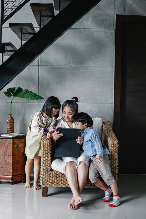 集中的母亲和孩子一起坐在家里 · 免费素材图片