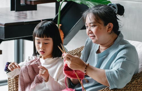 美满的女人和女孩在一起编织 · 免费素材图片