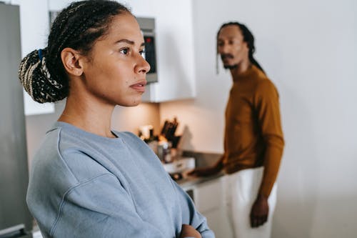 非裔美国人夫妇在家争论 · 免费素材图片