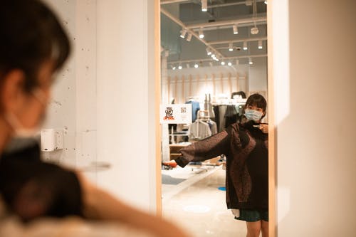 黑色长袖衬衫站在镜子前的女人 · 免费素材图片