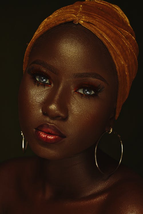 美丽的黑人妇女在头带和箍耳环 · 免费素材图片