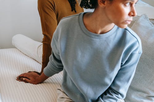 非裔美国人夫妇在卧室休息 · 免费素材图片