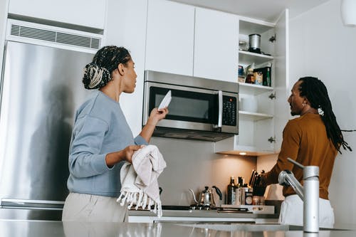 在厨房里有冲突的黑人夫妇 · 免费素材图片