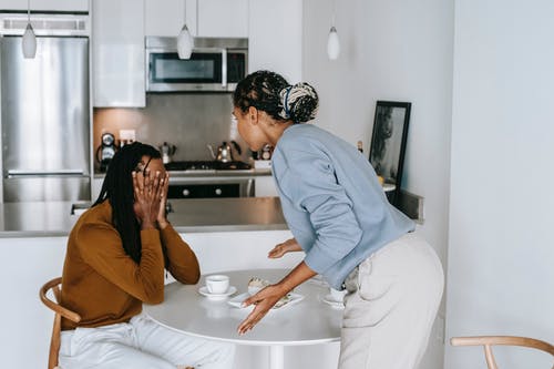 非裔美国人夫妇在厨房有冲突 · 免费素材图片