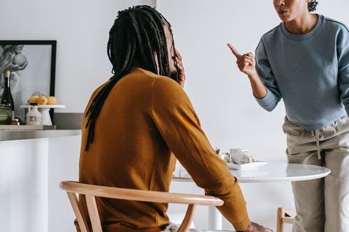 黑人夫妇在桌上互相争论 · 免费素材图片