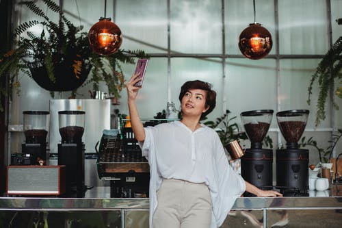 亚洲女性以自拍照在咖啡馆 · 免费素材图片