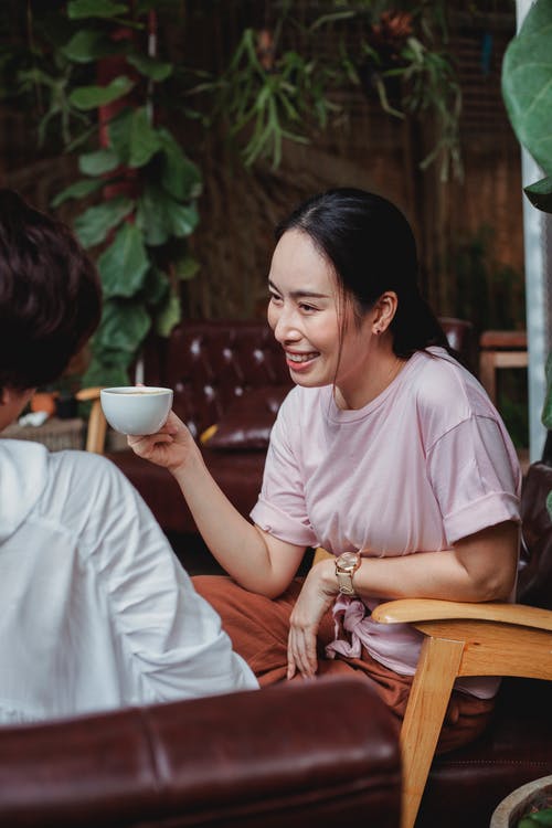 和朋友一起在咖啡馆里微笑亚洲女性休息 · 免费素材图片