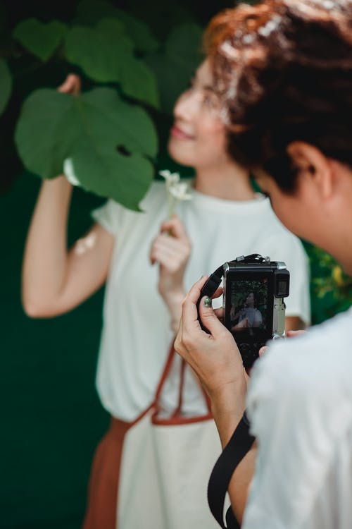 播种拍微笑的亚裔女朋友的照片照相机妇女 · 免费素材图片