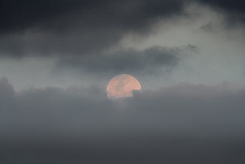 晚上在多云的天空上的月亮 · 免费素材图片