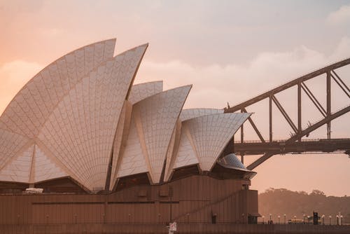 当代时尚建筑和拱桥对粉红色的夕阳的天空 · 免费素材图片