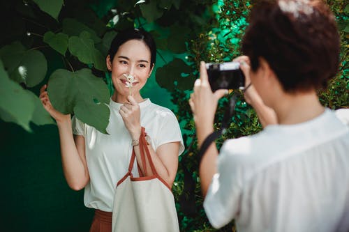 面带笑容的女人合影迷人的民族女友在相机上的照片 · 免费素材图片