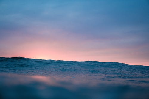 黄昏时荡漾着海水 · 免费素材图片