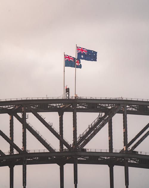 澳大利亚国旗放在悉尼海港大桥拱在暮光之城 · 免费素材图片